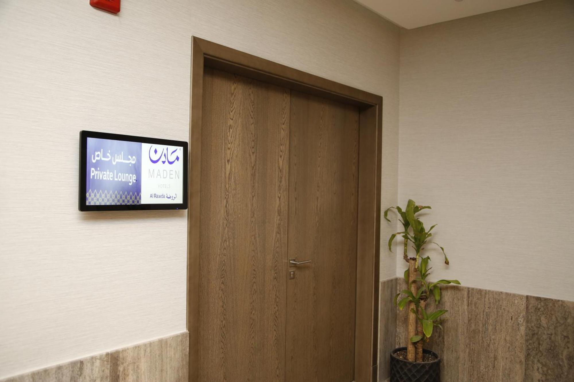 Maden Alrawda Hotel Medina Ngoại thất bức ảnh A digital signage screen in a hospital