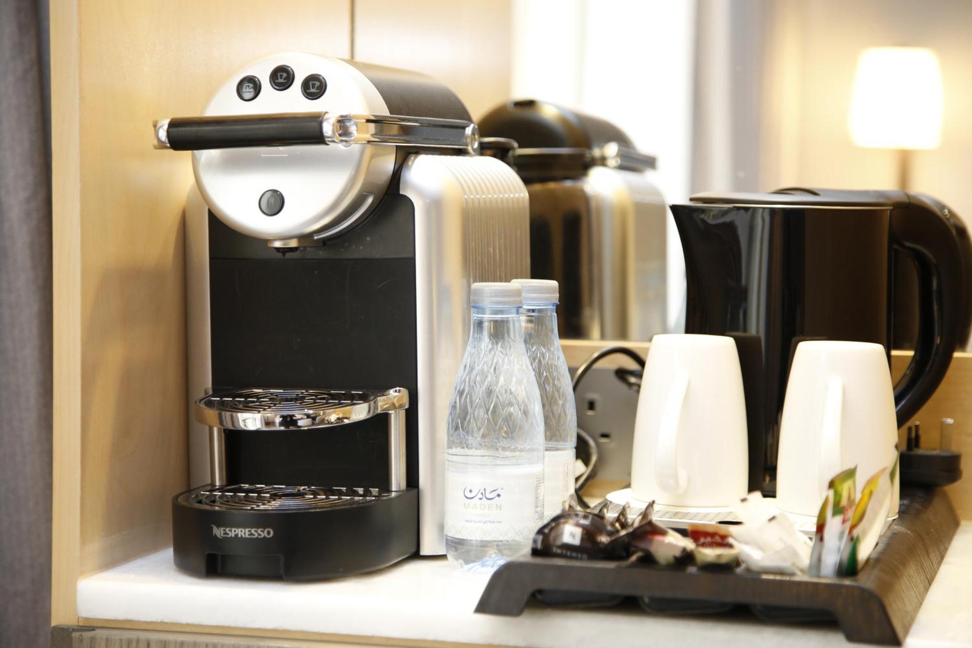 Maden Alrawda Hotel Medina Ngoại thất bức ảnh A Nespresso coffee machine