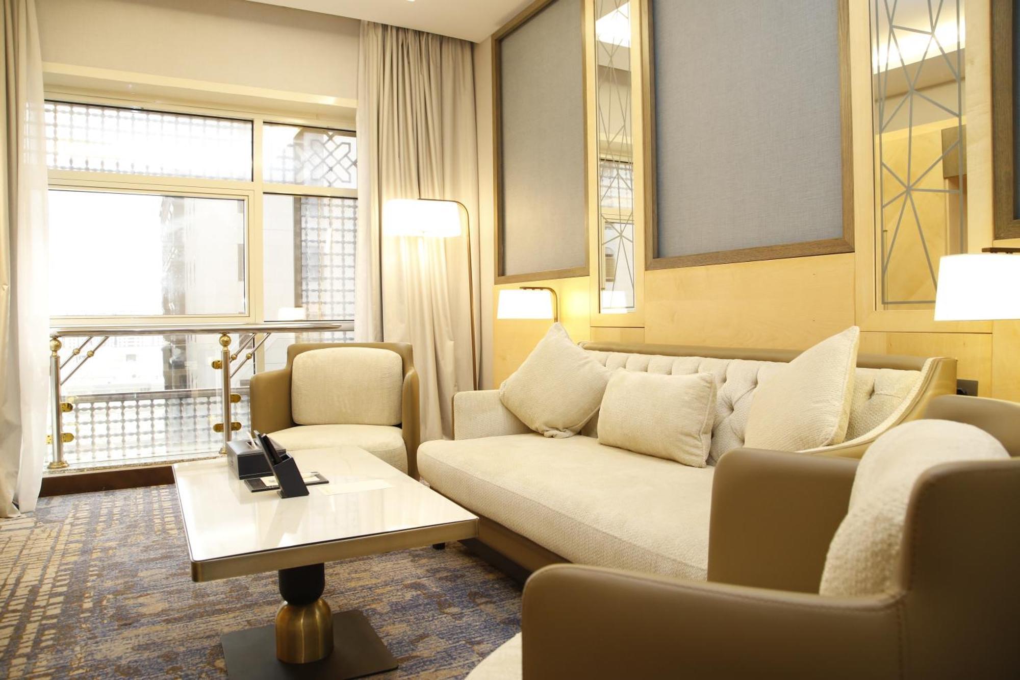 Maden Alrawda Hotel Medina Ngoại thất bức ảnh A suite at the hotel