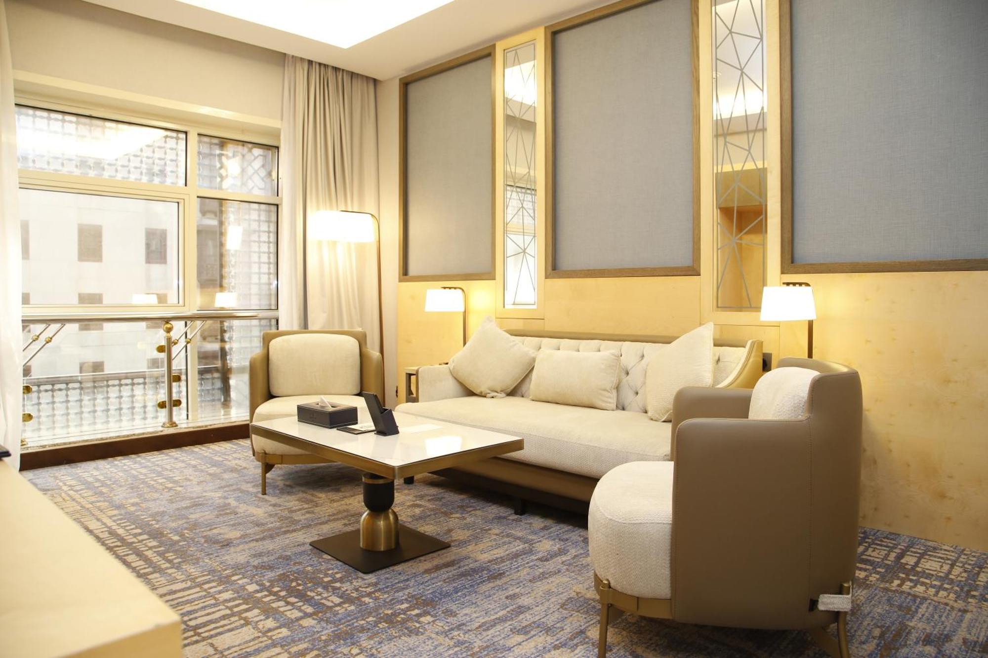 Maden Alrawda Hotel Medina Ngoại thất bức ảnh A living room in a suite at the Ritz-Carlton, DIFC