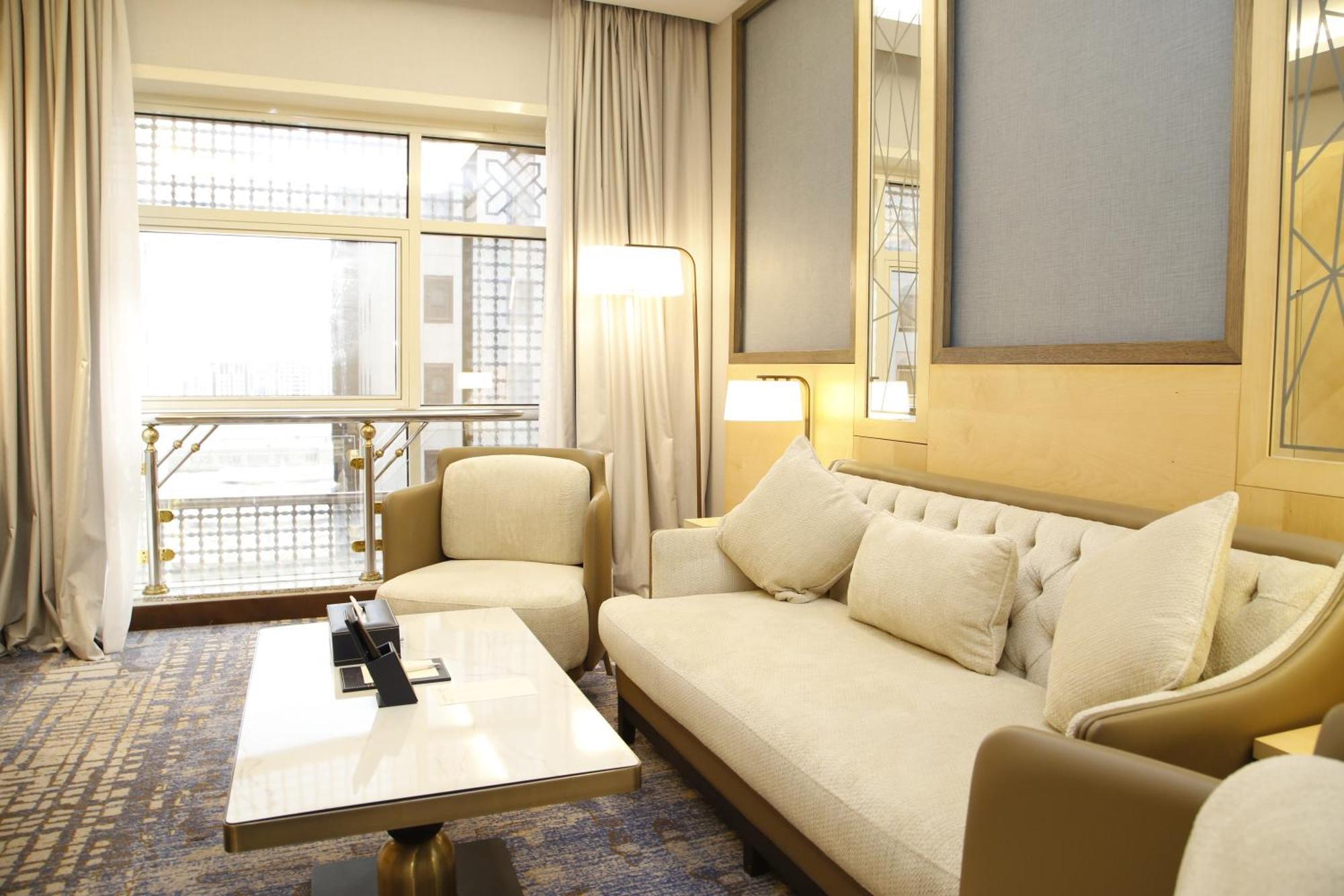 Maden Alrawda Hotel Medina Ngoại thất bức ảnh A suite at the hotel